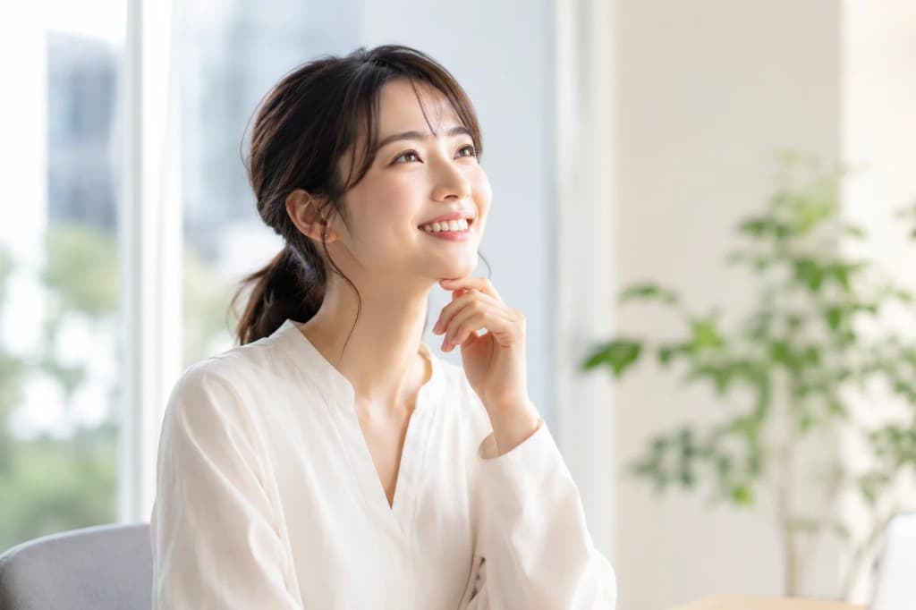 前を向いて笑顔の30代女性のイメージ
