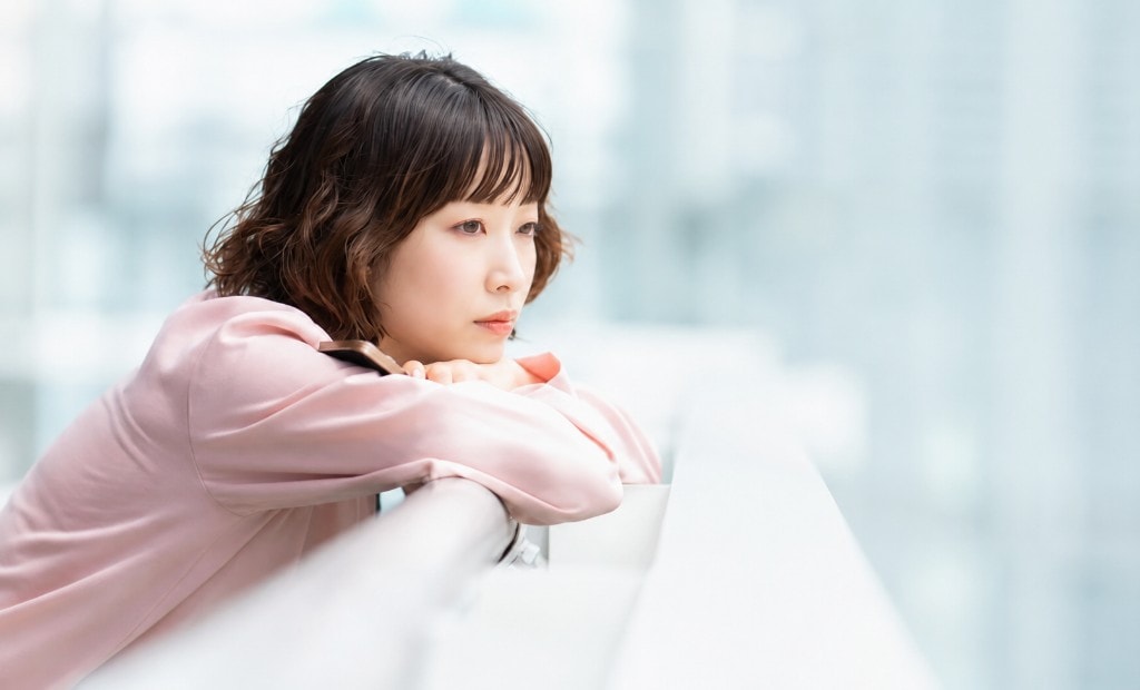 悩みを抱える30代女性のイメージ